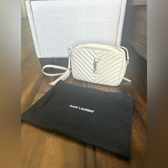 Saint Laurent
Lou Medium YSL Camera Bag with Pocket in Quilted Leather - Picture 3 of 10